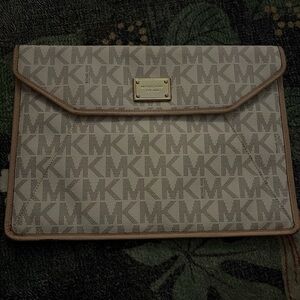 SOLD ON ANOTHER PLATFORM
Michael Kors Tan Monogram Laptop Bag